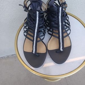 L.A.M.B. black/white scrappy beaded toe sandals 7M